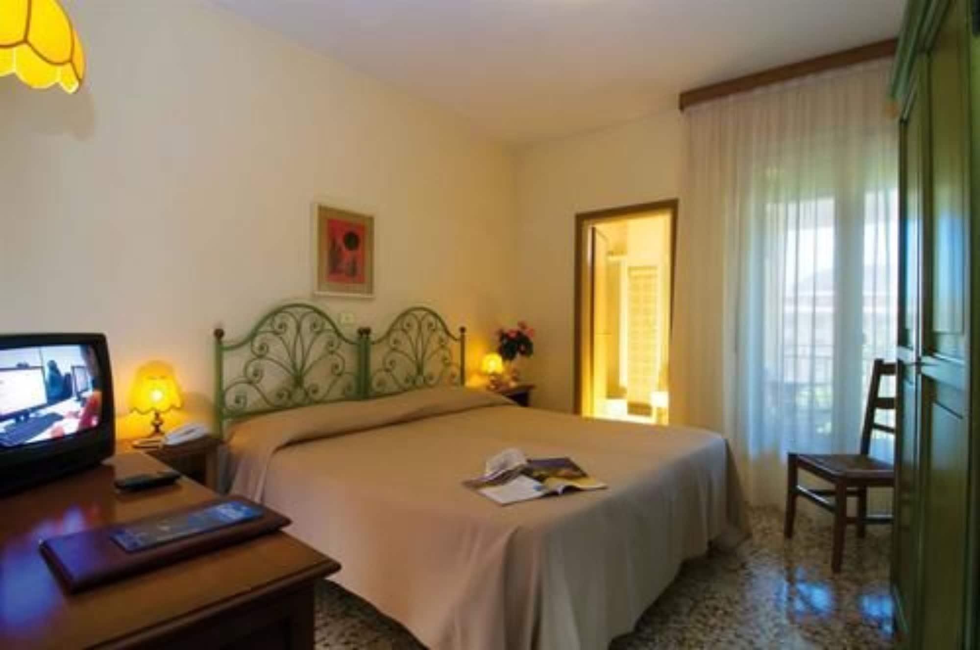 Hotel Bisesti ***S Garda  Exterior photo