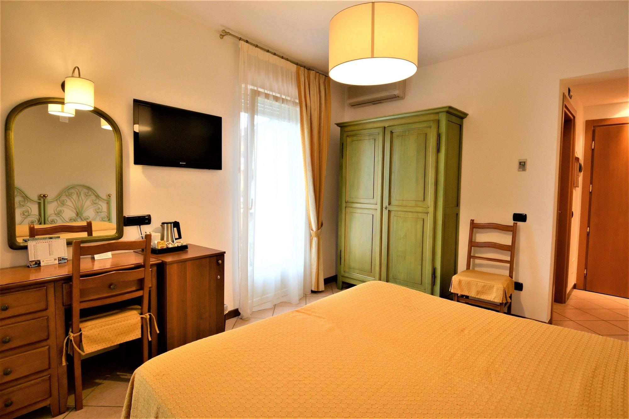 Hotel Bisesti ***S Garda  Exterior photo