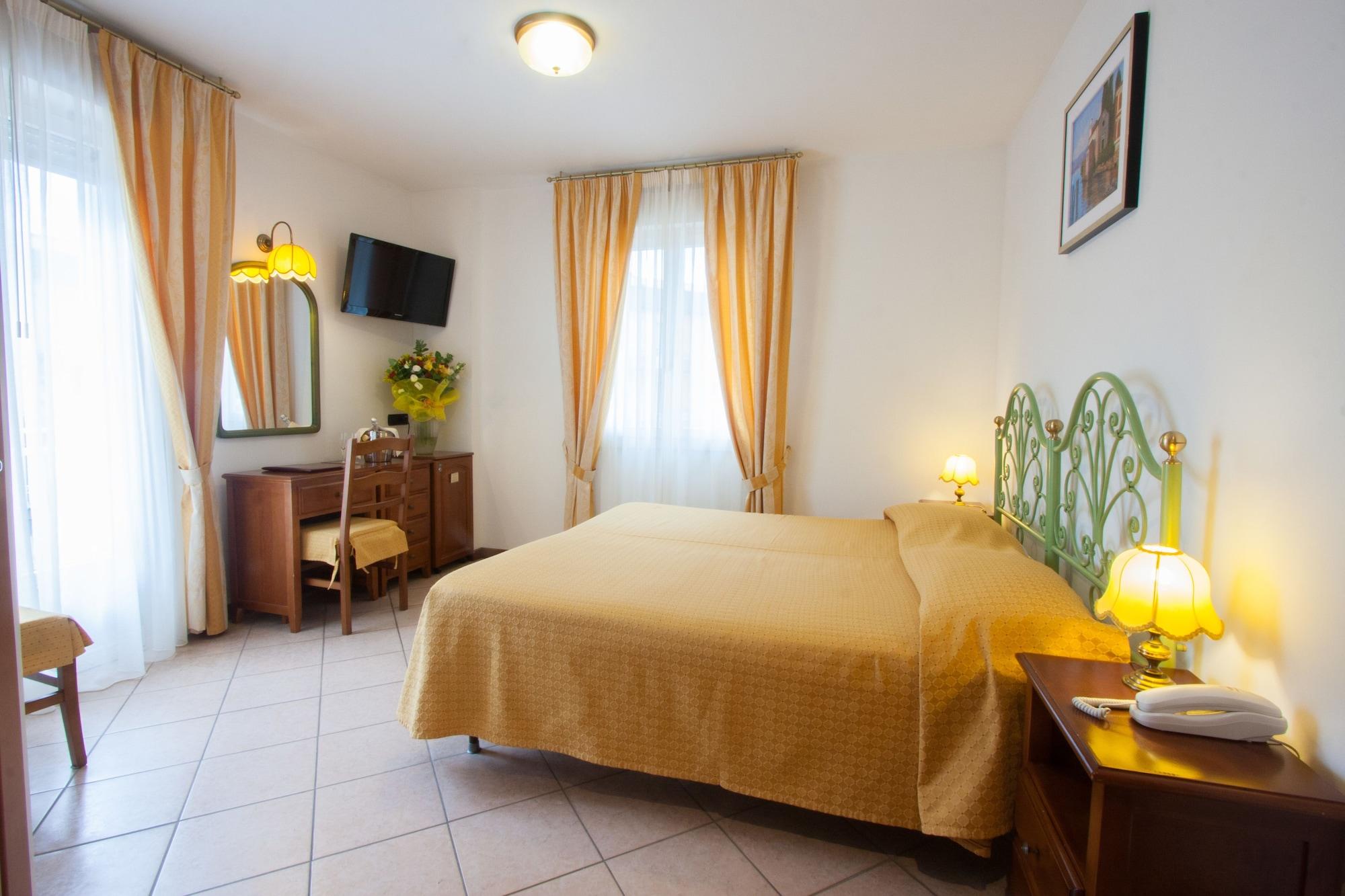 Hotel Bisesti ***S Garda  Exterior photo