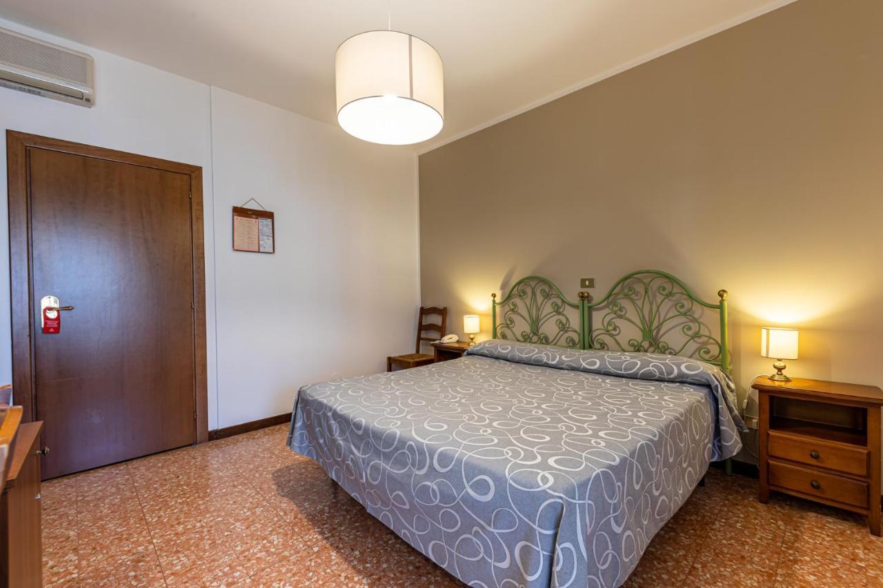 Hotel Bisesti ***S Garda  Exterior photo